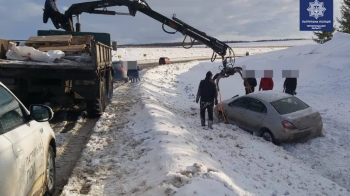  Тернопільські патрульні допомогли водієві, який потрапив у снігову пастку 